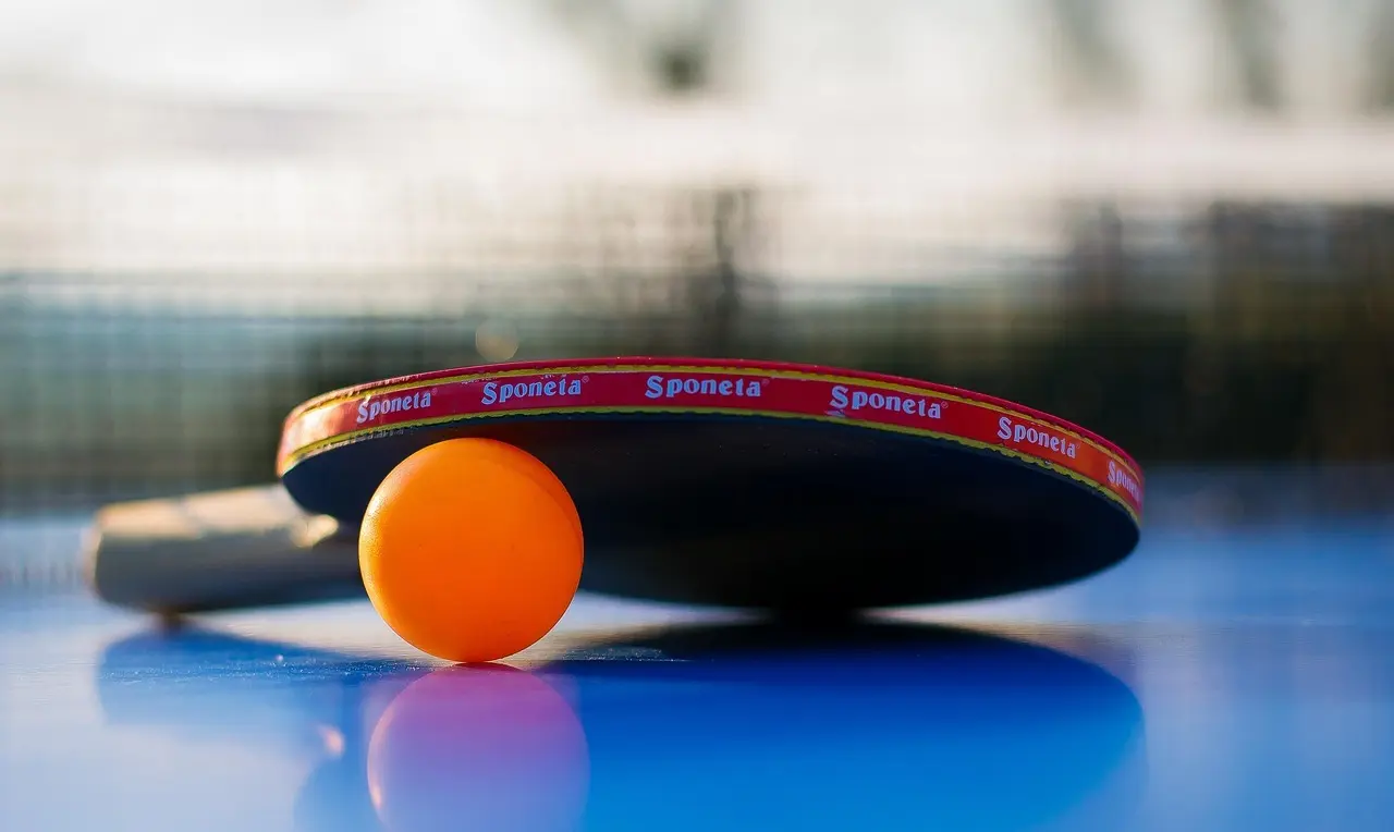 Bordtennisbat og orange bold