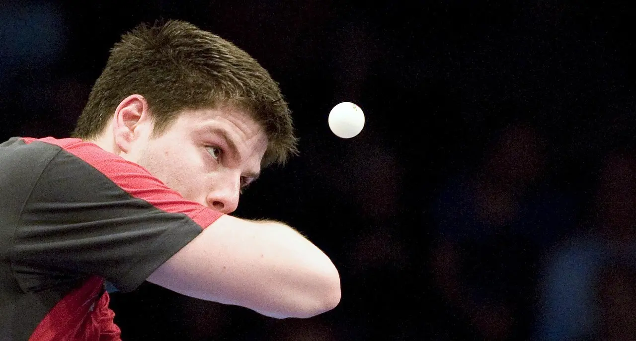 Bordtennisspiller der serverer