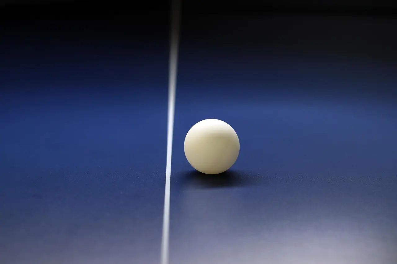 Bordtennisbold ved midterlinjen
