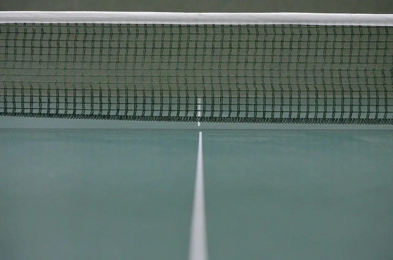 Bordtennisbord med net set forfra