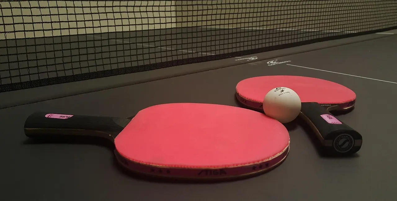 To bordtennisbat og en bold