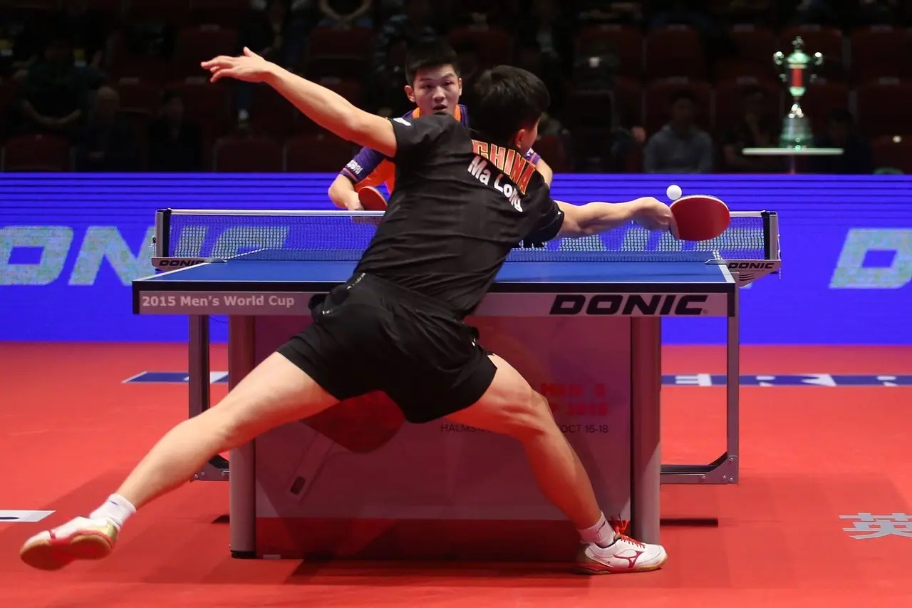 To bordtennisspillere i aktion